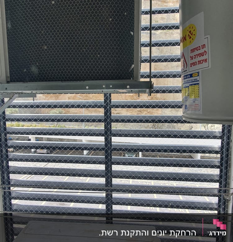 רשת מתכת למניעת כניסת יונים על חלון